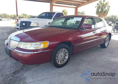 1999 Lincoln Town Car Signature from USA, damaged, VIN 1LNHM82W3XY661875